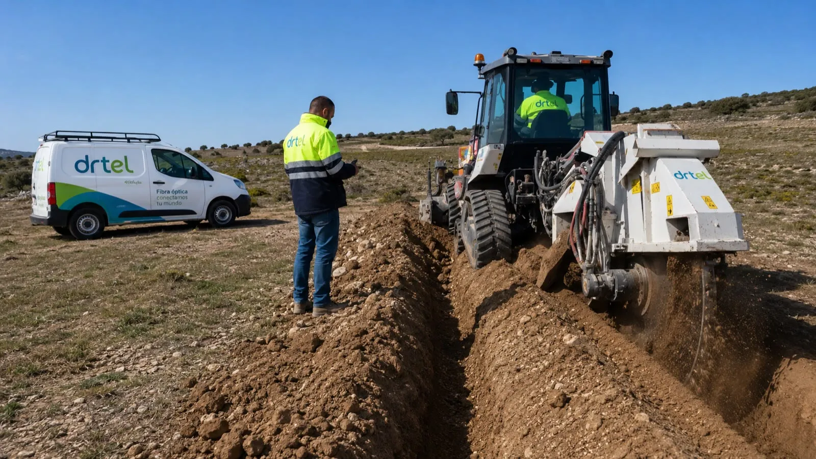 Técnico de DRTEL supervisando la apertura de una zanja con maquinaria