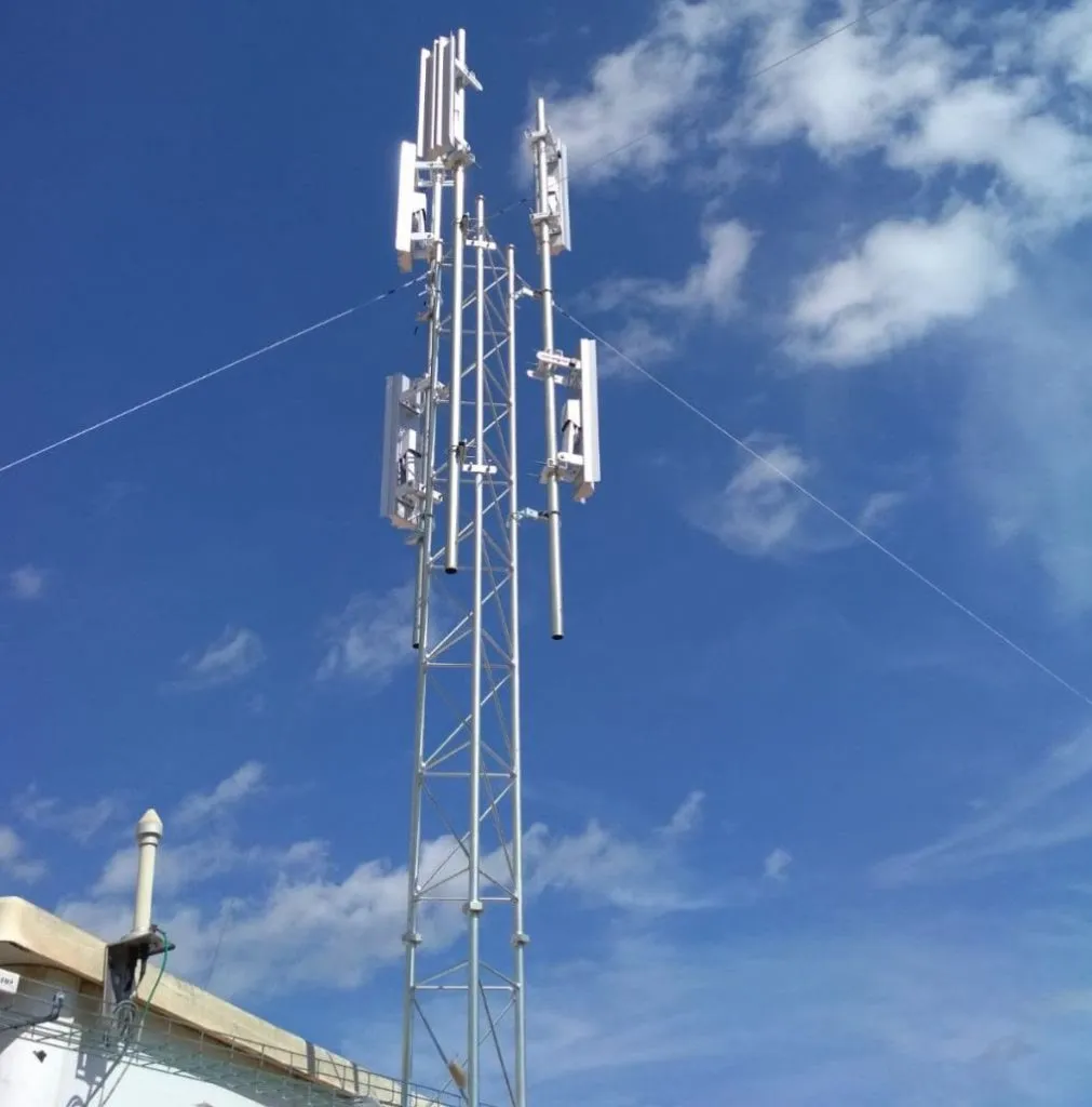 Torre de telecomunicaciones con antenas
